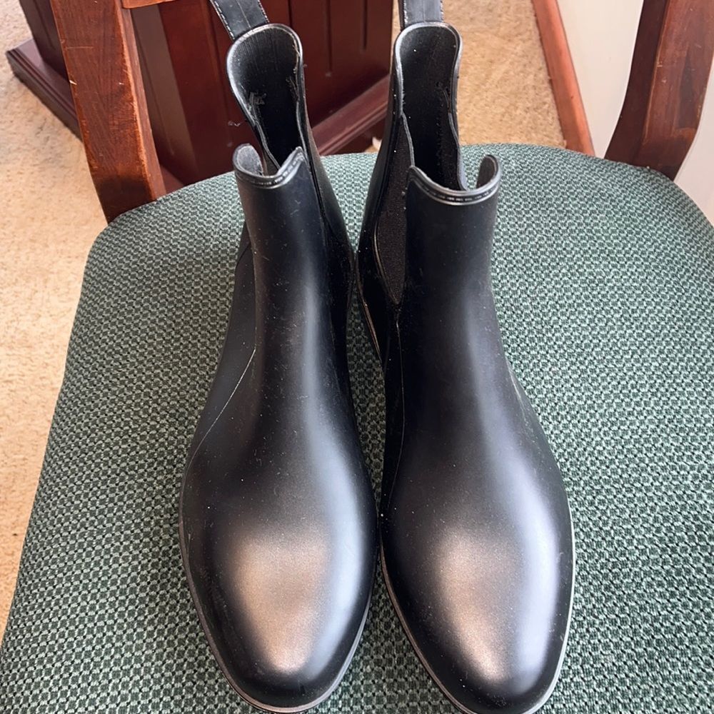 Divided Black Low Heeled Booties ✨✨
